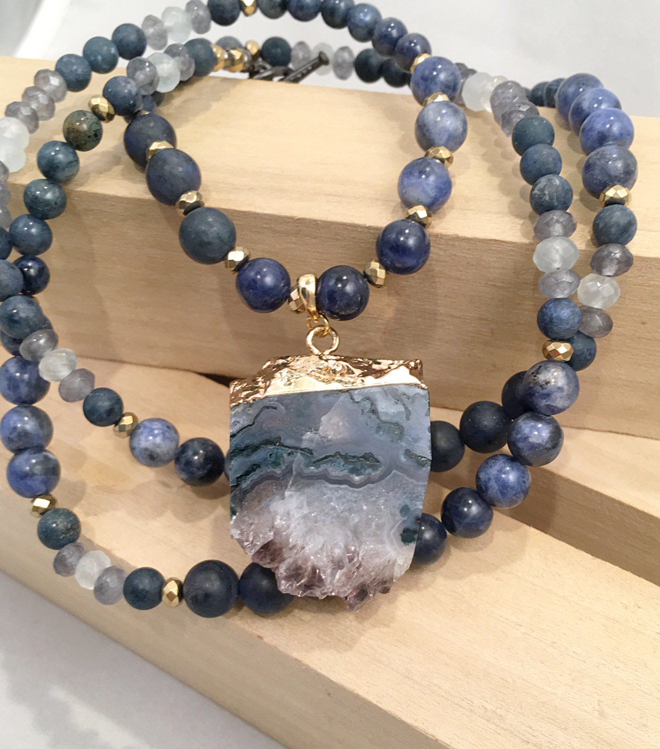 Sodalith Lange Halskette Amethyst Freeform Anhänger, Mixed Sodalite Halskette, Matte Navy Perlenkette von ShalomJewelry