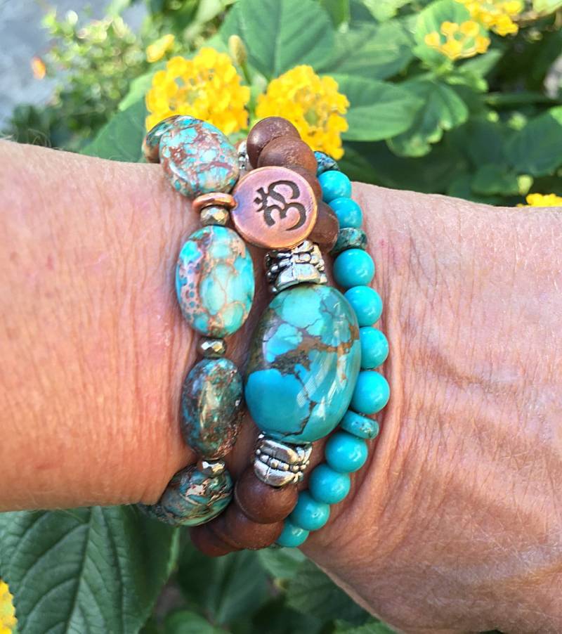 Türkis Und Om Quaste Stretch Armbänder. Dunkle Holzperlen, Multi Color Quaste, Kupfer Charm, Boho Chic. Auch Als Set Verkauft von ShalomJewelry