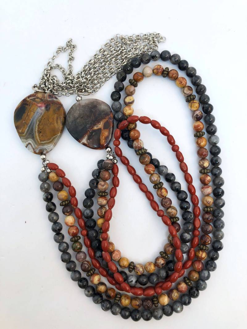 Verkauf Einzigartige Herbst Dreireihige Grau, Tan Und Rot Perlen Lange Halskette An Silber Kette, Reversible Edelstein von ShalomJewelry