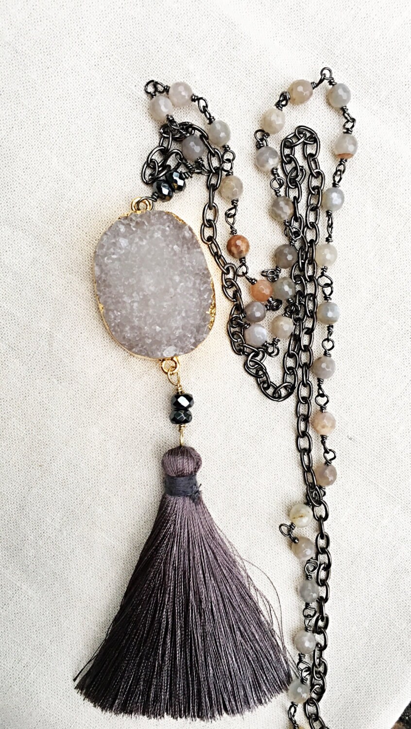 Verkauf Graue Druzy Mondstein Quaste Halskette, Lange Grau Halskette von ShalomJewelry