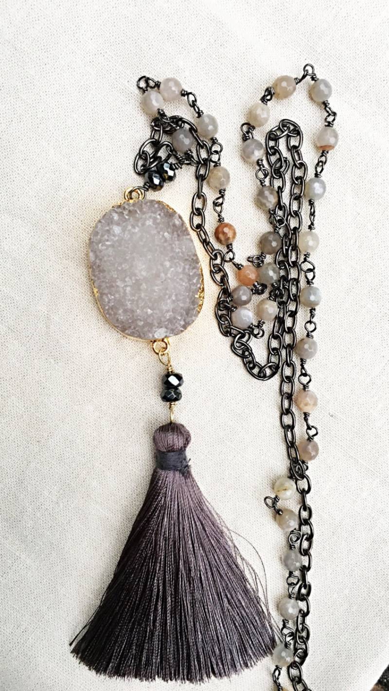 Verkauf Graue Druzy Mondstein Quaste Halskette, Lange Grau Halskette von ShalomJewelry