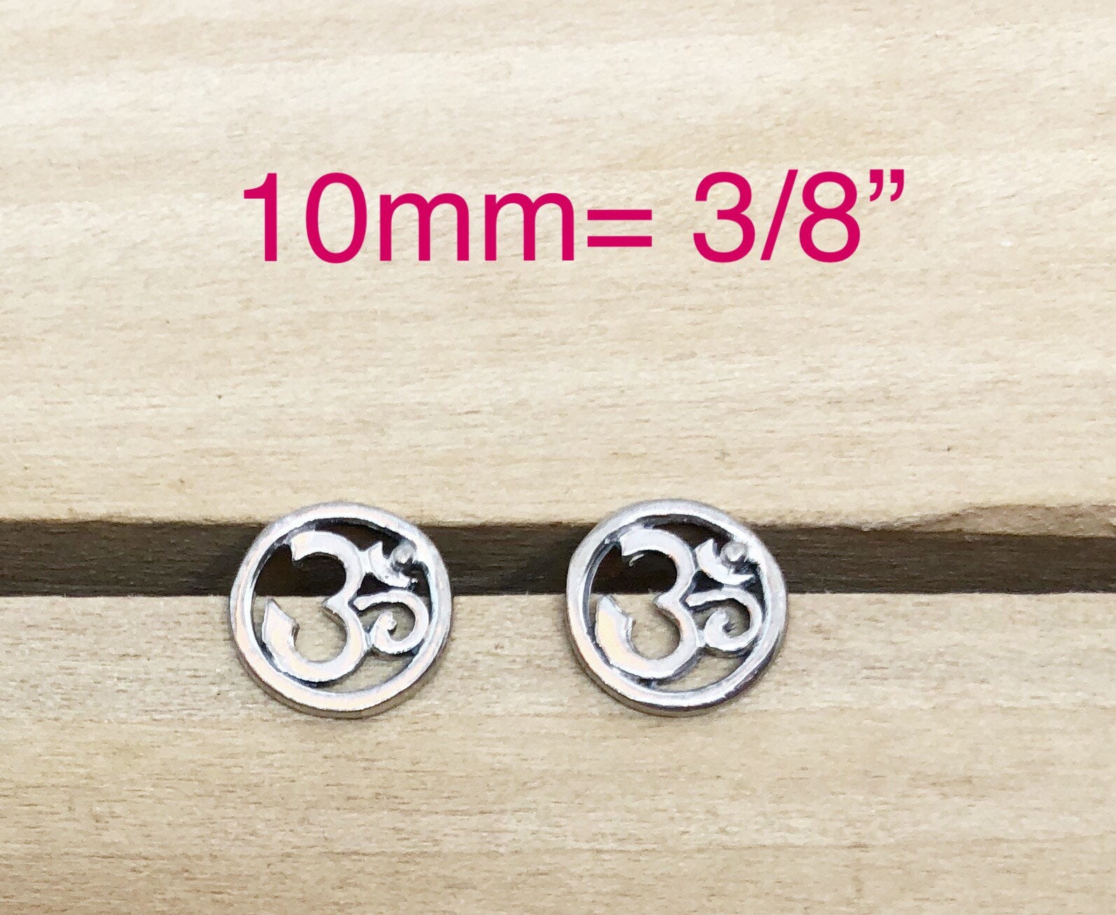 Verkauf Kleine Om Scheibe Sterling Ohrstecker, Flache Yoga Ohrringe, Ohm Lehrer Ohrstecker von ShalomJewelry