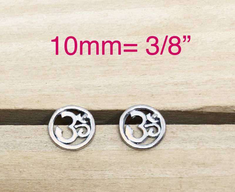 Verkauf Kleine Om Scheibe Sterling Ohrstecker, Flache Yoga Ohrringe, Ohm Lehrer Ohrstecker von ShalomJewelry