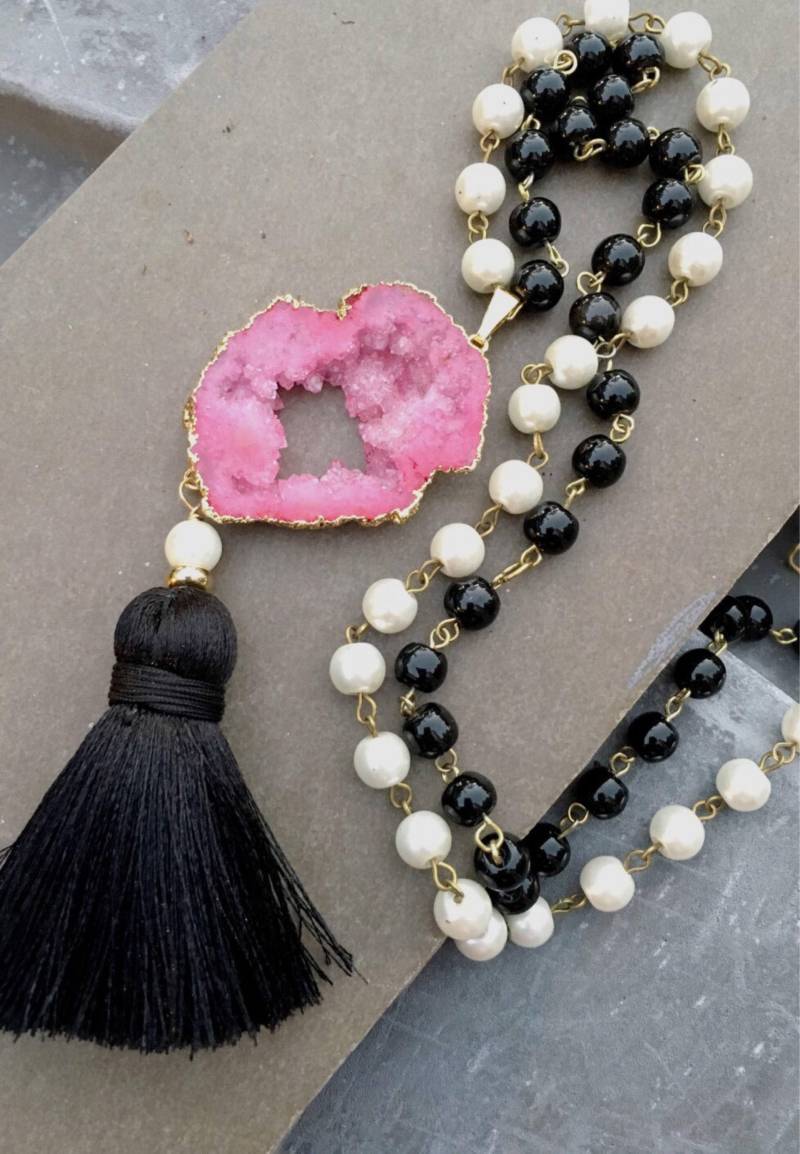 Verkauf Rosa Druzy Schwarz Weiß Pearltassel Halskette, Lange Quaste Und Perle Halskette von ShalomJewelry