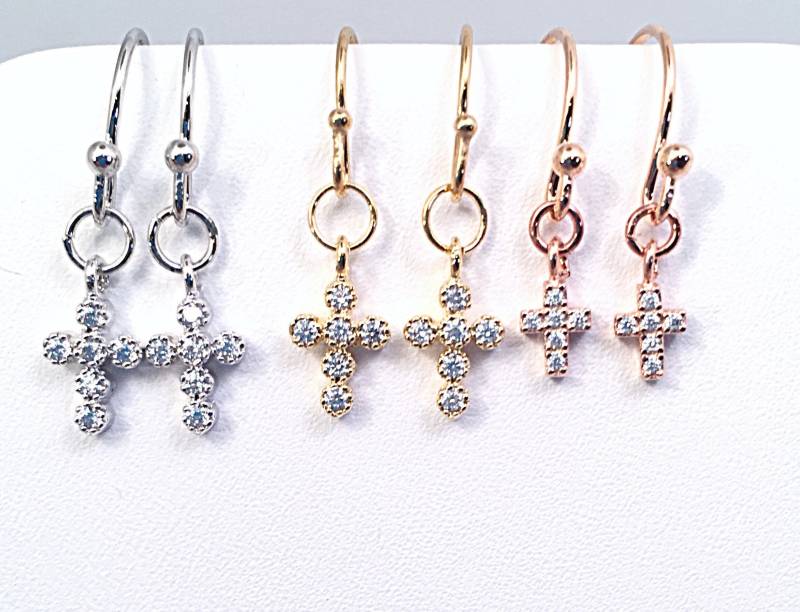 Winzige Cz Kreuz Ohrringe Kind Bis Erwachsene in Silber, Gold Oder Rose Ton, Mini Baumeln Ohrringe, Brautparty Petite von ShalomJewelry