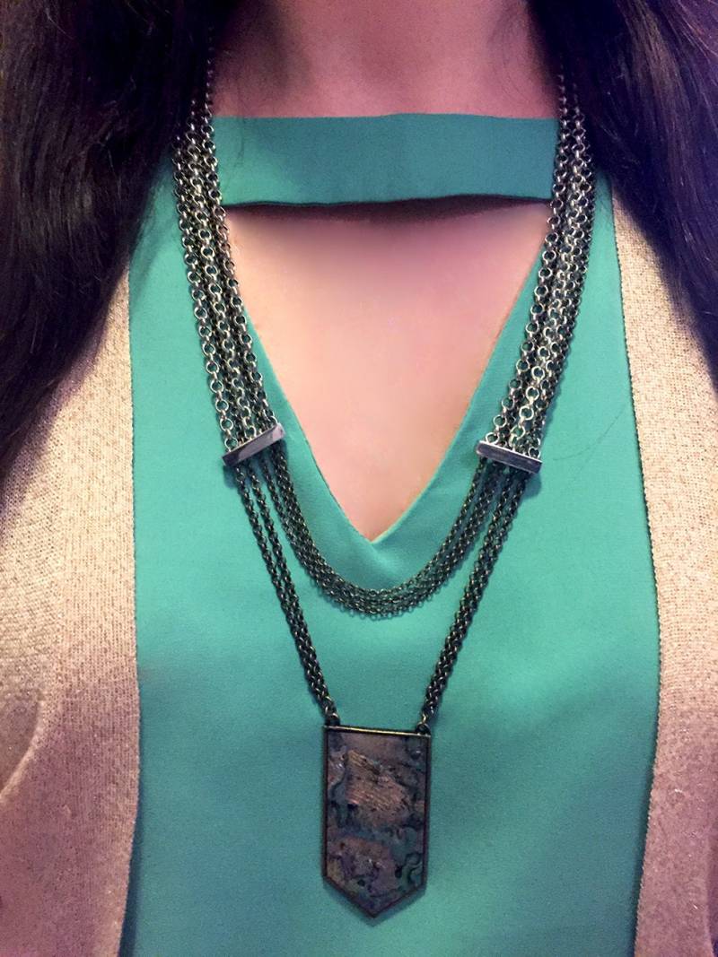 Bunte Schale Anhänger Auf Gestuften Halskette, Statement-Schmuck, Silber & Gold-Ketten, Einzigartige Halsketten Für Frauen Bunte Schale Anhänger Auf Gestuften Halskette, Statement-Schmuck, Silber & Gold-Ketten, Einzigartige Halsketten Für Frauen von ShamelessStatements