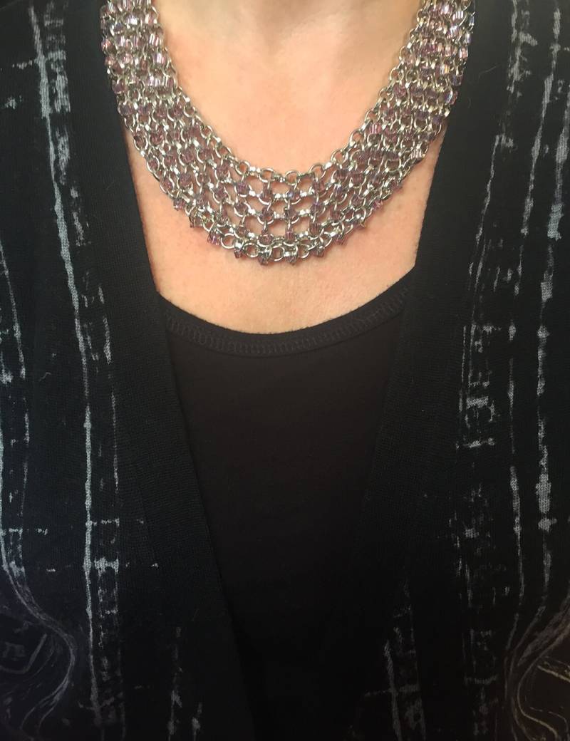 Helle Silber Layered Kette Statement Halskette Mit Schillernden Lila Glasperlen, Kettenhemd, Perlenkette Helle Silber Layered Kette Statement Halskette Mit Schillernden Lila Glasperlen, Kettenhemd, Perlenkette von ShamelessStatements