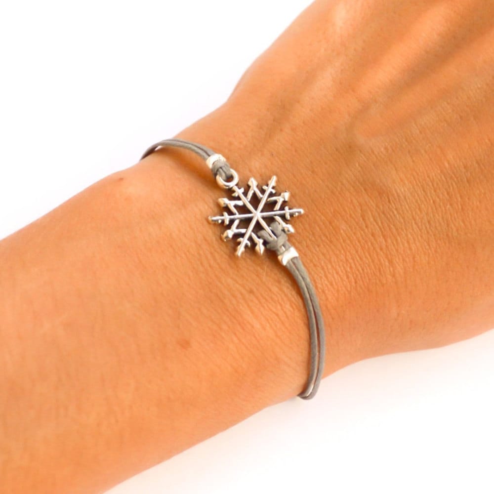Schneeflocke Armband Für Frauen Silber Charme, Benutzerdefinierte Kordel Farbe, Weihnachtsgeschenk Schwester Winter Schmuck Stocking Stuffer von ShaniAndAdi