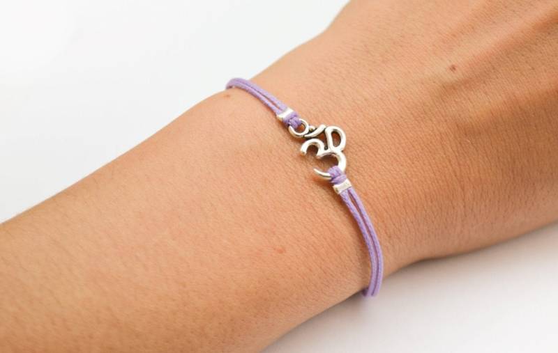 Silberfarbenes Om Armband Lila Baumwollkordel, Hindu Yoga Schmuck von ShaniAndAdi