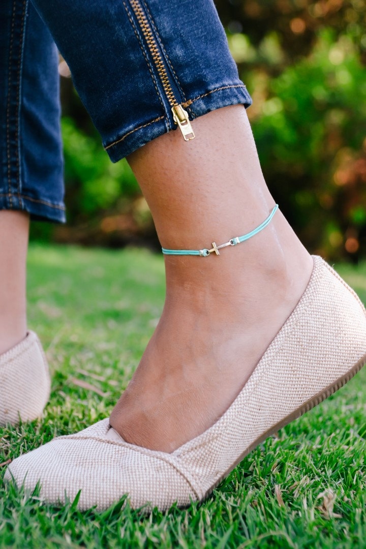 Turquoise String Kreuz Fußkettchen Silberfarbener Anhänger, Christlicher Schmuck von ShaniAndAdi