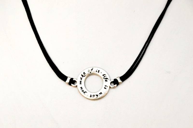"Versilberte Kreis Anhänger Halskette "Life Is What You Make It" von ShaniAndAdi