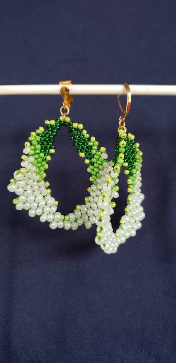 Grüne Blatt-Rocailles Perlen-Ohrringe Handgefertigte Schmuckstücke Grüne Blatt-Rocailles Perlen-Ohrringe Handgefertigte Schmuckstücke von ShaniquesUniqDesigns