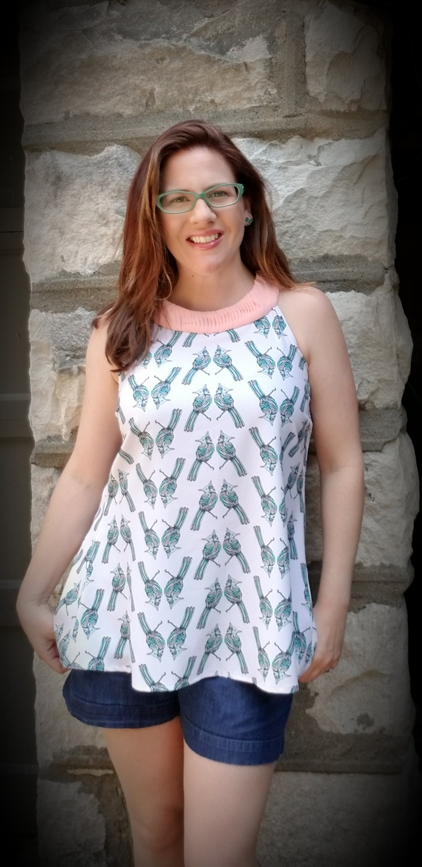 Blau Vogel Print Racerback Top, Plissé Chiffon von ShannaBritta