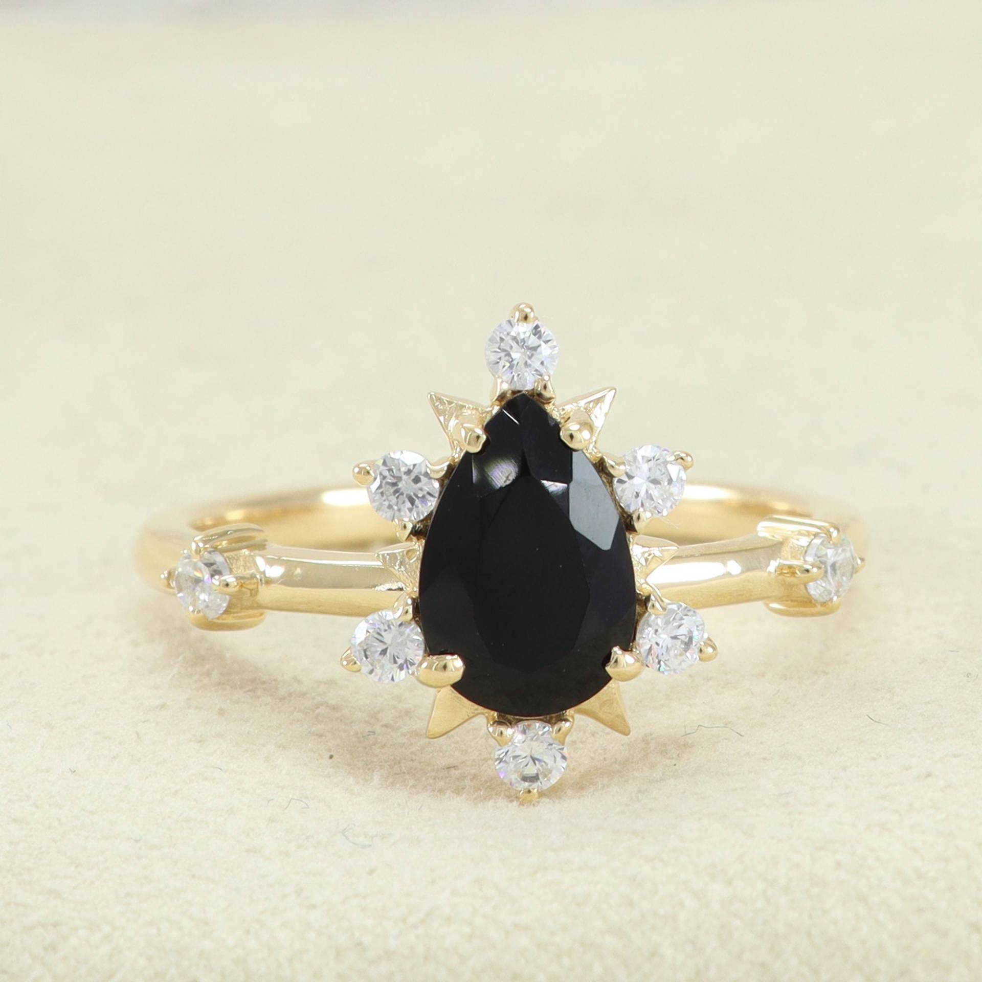 14K Gelbgold Onyx Ring, Schwarzer Schwarzer Mode Edelstein Tropfen Stapelring, Stapelring von Shannonjewelsin