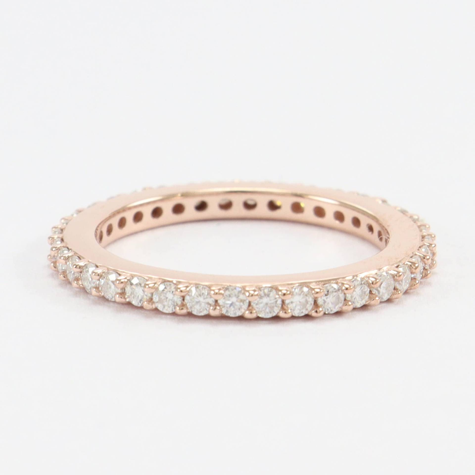 14K Roségold Weißer Moissanit Eternity Gold Ring, Verlobungsband Custom Band Ring von Shannonjewelsin