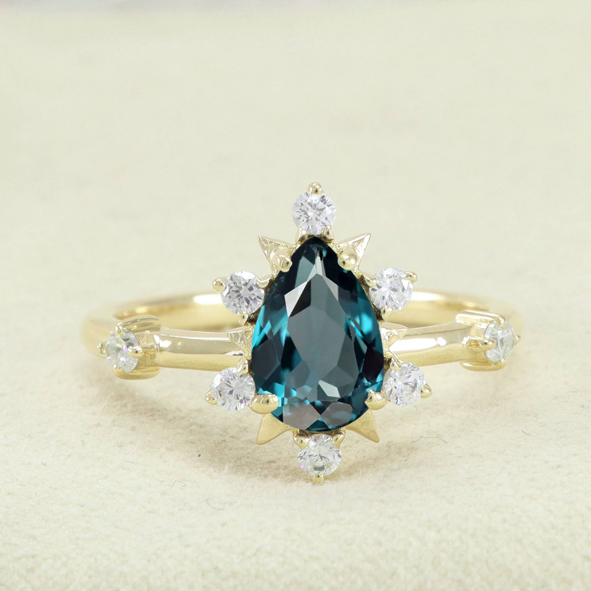 Blautopas Ring, Natürlicher London Blue Topaz Zierliche Stapelring, Versprechen Geschenke Für Sie, Minimalist Dezember Geburtsstein Ring von Shannonjewelsin