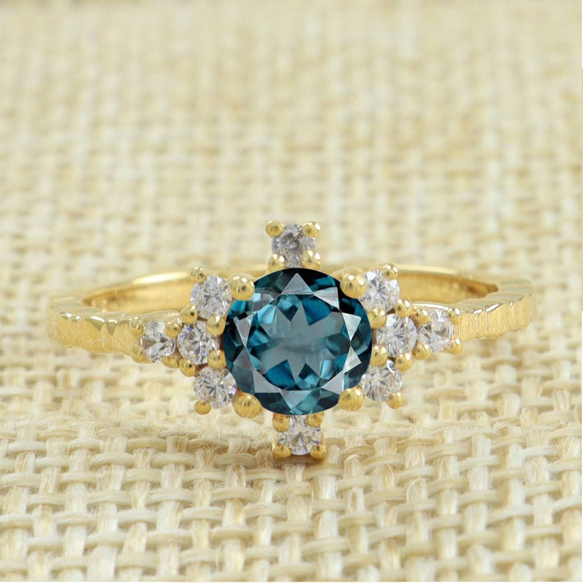 Blautopas Ring London, Gold, Ring, Verlobungsring von Shannonjewelsin