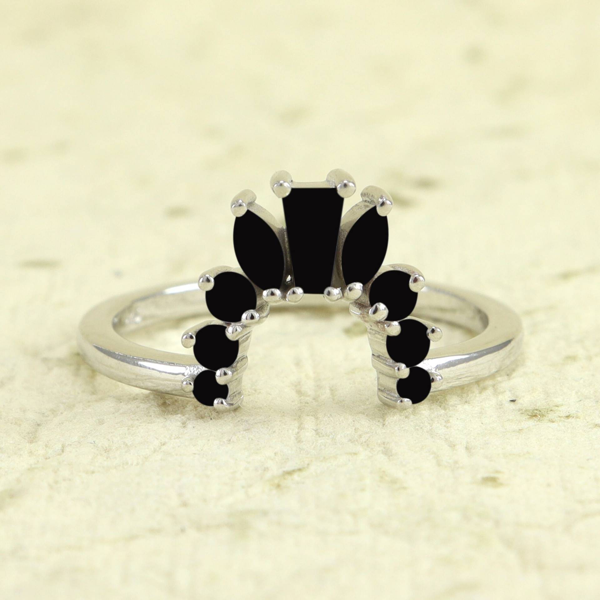 Schwarzer Onyx Krone Ring, Geschwungener Verlobungsring, Trauring, Stapelbarer Geschenk Für Sie, Love Promise Antiker Baguette Ring von Shannonjewelsin