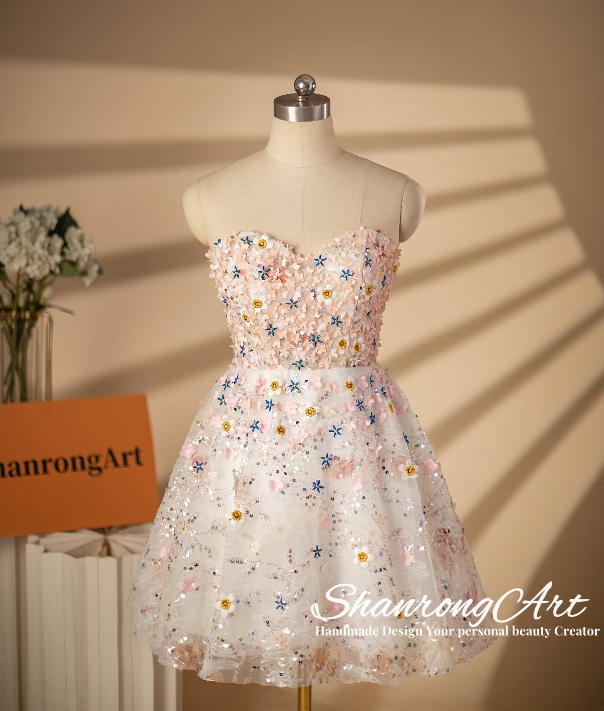 Vintage Perlen Pailletten Sweetheart Kleid Handgemachtes Kurzes Cocktail Kleid von Shanrongart