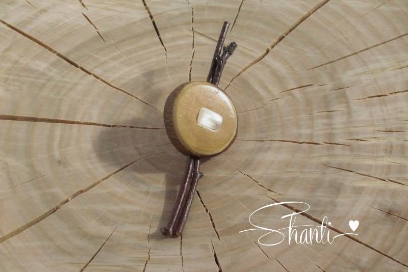 Selenite Holz Brosche, Holzschmuck, Naturliebhaber Geschenk, Liebevoll Handgefertigt von ShantiEcoGifts