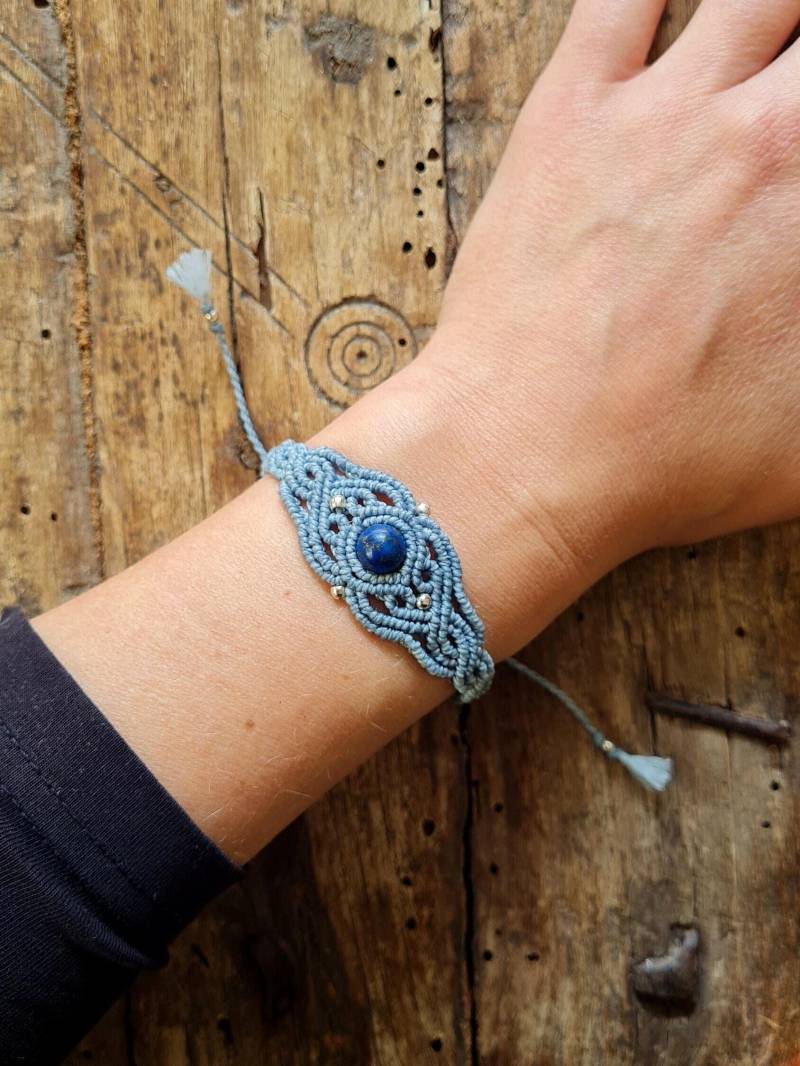 Lapislazuli Makramee Armband, Boho, Armband Blau, Heilstein, Blauer Stein, Geknüpftes Hellblau, Silber, Handmade Lapislazuli Makramee Armband, Boho, Armband Blau, Heilstein, Blauer Stein, Geknüpftes Hellblau, Silber, Handmade von ShantiLoops
