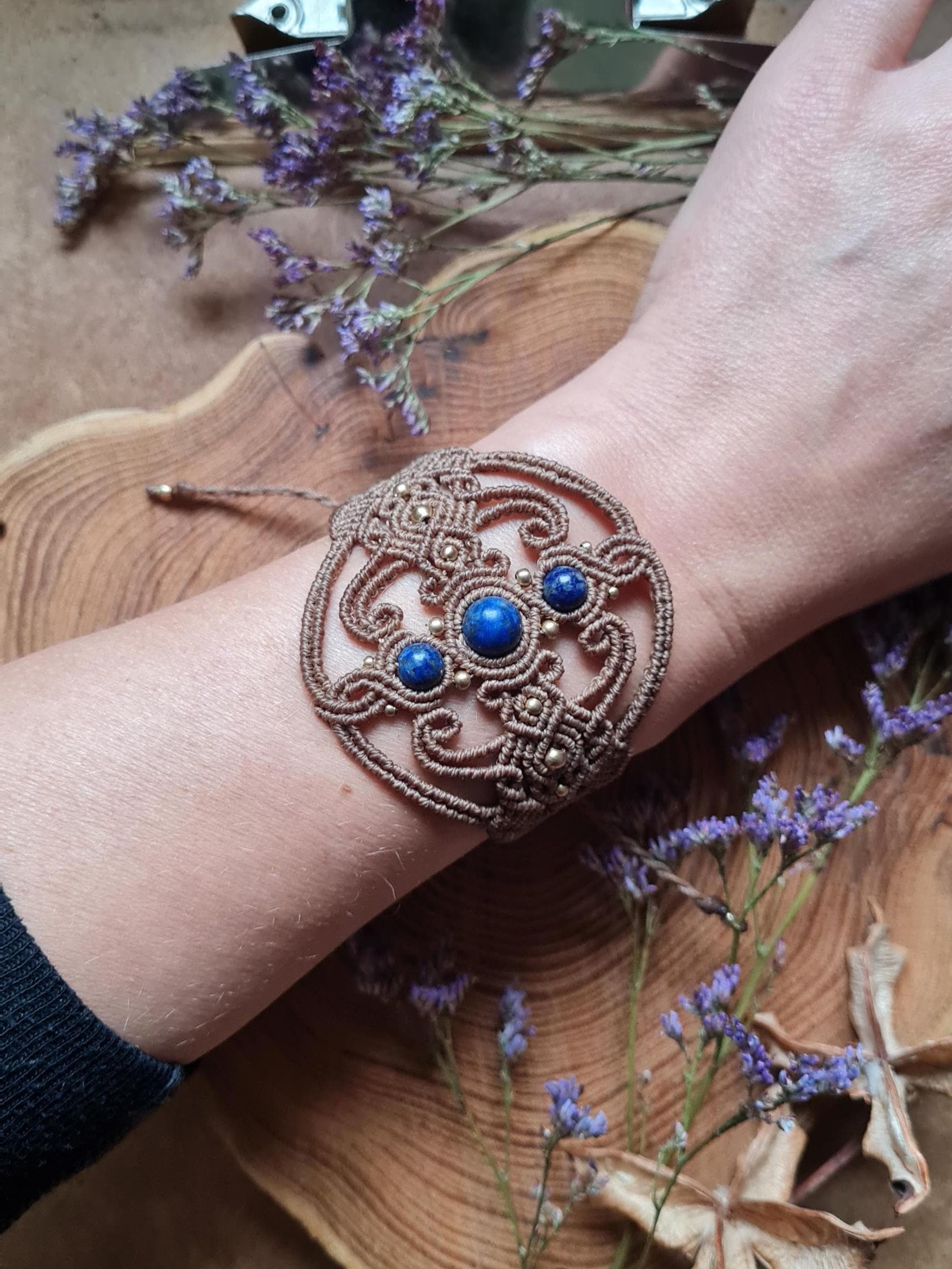 Lapislazuli Makramee Armband, Boho, Cuff Bracelet, Vintage, Edelstein Blauer Stein, Beige, Breites Statement Armband Lapislazuli Makramee Armband, Boho, Cuff Bracelet, Vintage, Edelstein Blauer Stein, Beige, Breites Statement Armband von ShantiLoops