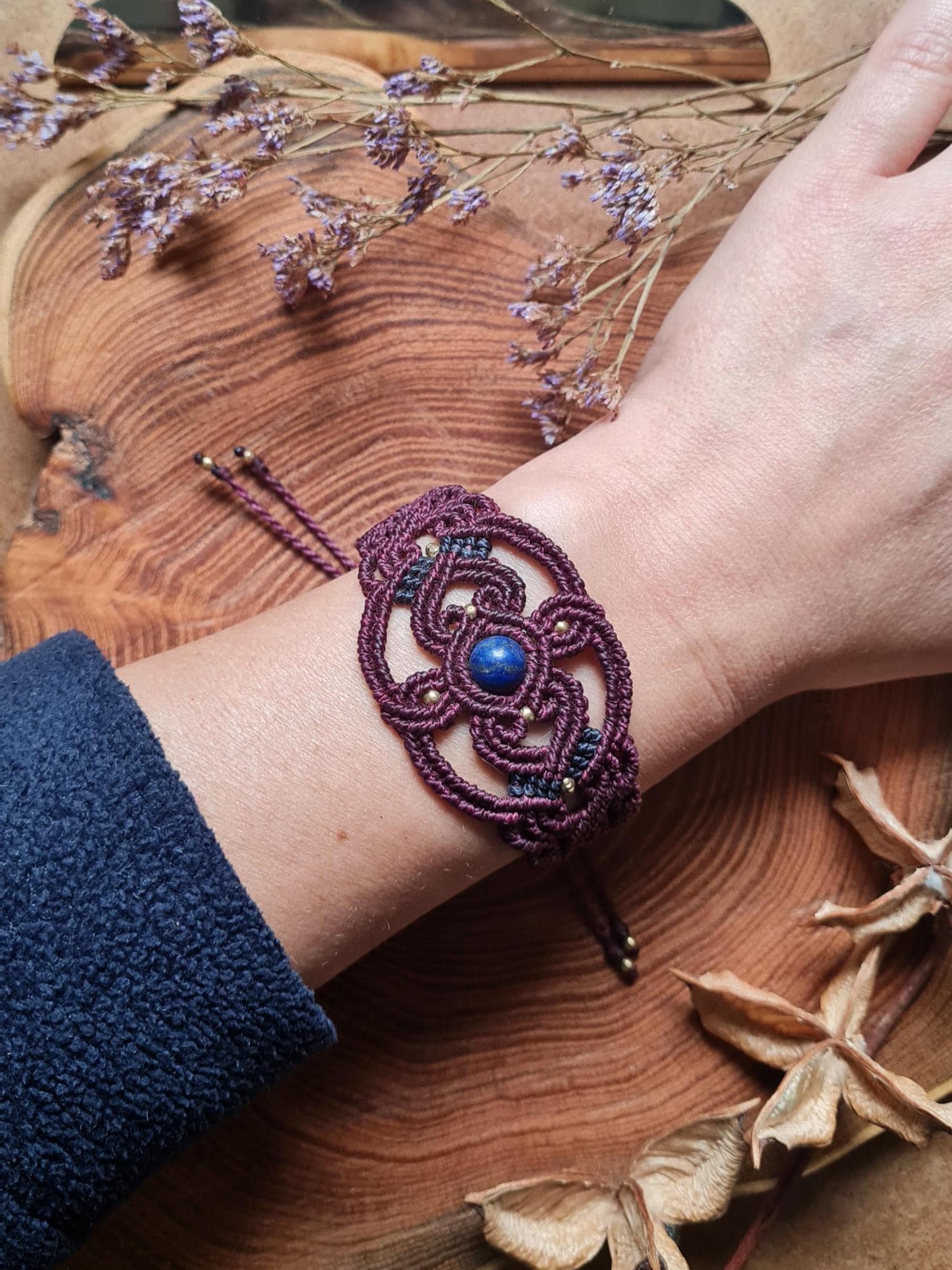 Lapislazuli Makramee Armband, Weinrot, Dunkelrotes Heilstein, Blauer Stein, Breites Geknüpft, Handmade, Lila, Boho Lapislazuli Makramee Armband, Weinrot, Dunkelrotes Heilstein, Blauer Stein, Breites Geknüpft, Handmade, Lila, Boho von ShantiLoops