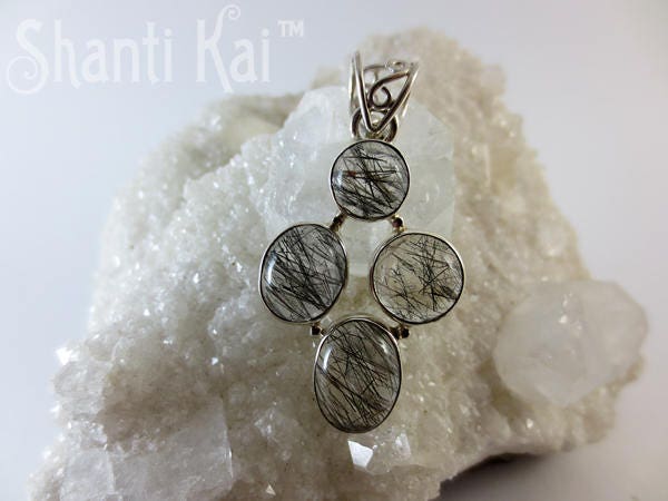 Eleganter Turmalinquarz Anhänger | Handgefertigte Sterling Silber Schmuck Naturstein-Halskette Eleganter Turmalinquarz Anhänger | Handgefertigte Sterling Silber Schmuck Naturstein-Halskette von ShantiMalaDesigns