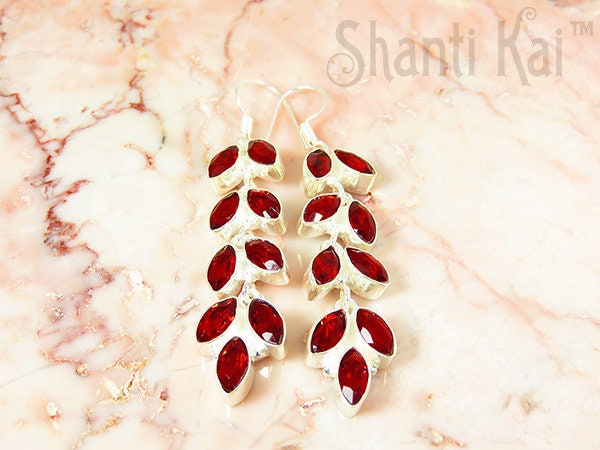 Facettierte Granat-Blatt-Ohrringe Lange 925 Sterling Silber Januar Birthstone Schmuck von ShantiMalaDesigns