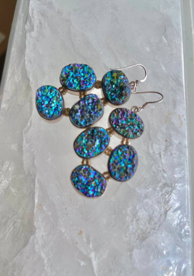 Irisierende Blaue Titan Druzy Ohrringe Irisierende Blaue Titan Druzy Ohrringe von ShantiMalaDesigns