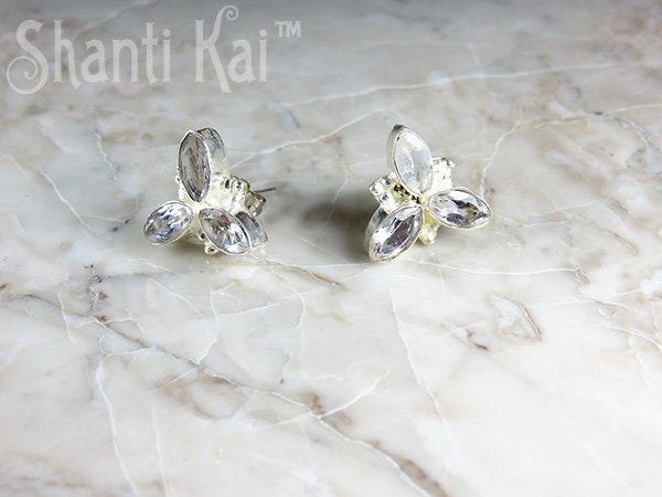 Weißer Topas Ohrstecker Im Blattschliff Eleganter Edelsteinschmuck Für Den Alltag Weißer Topas Ohrstecker Im Blattschliff Eleganter Edelsteinschmuck Für Den Alltag von ShantiMalaDesigns