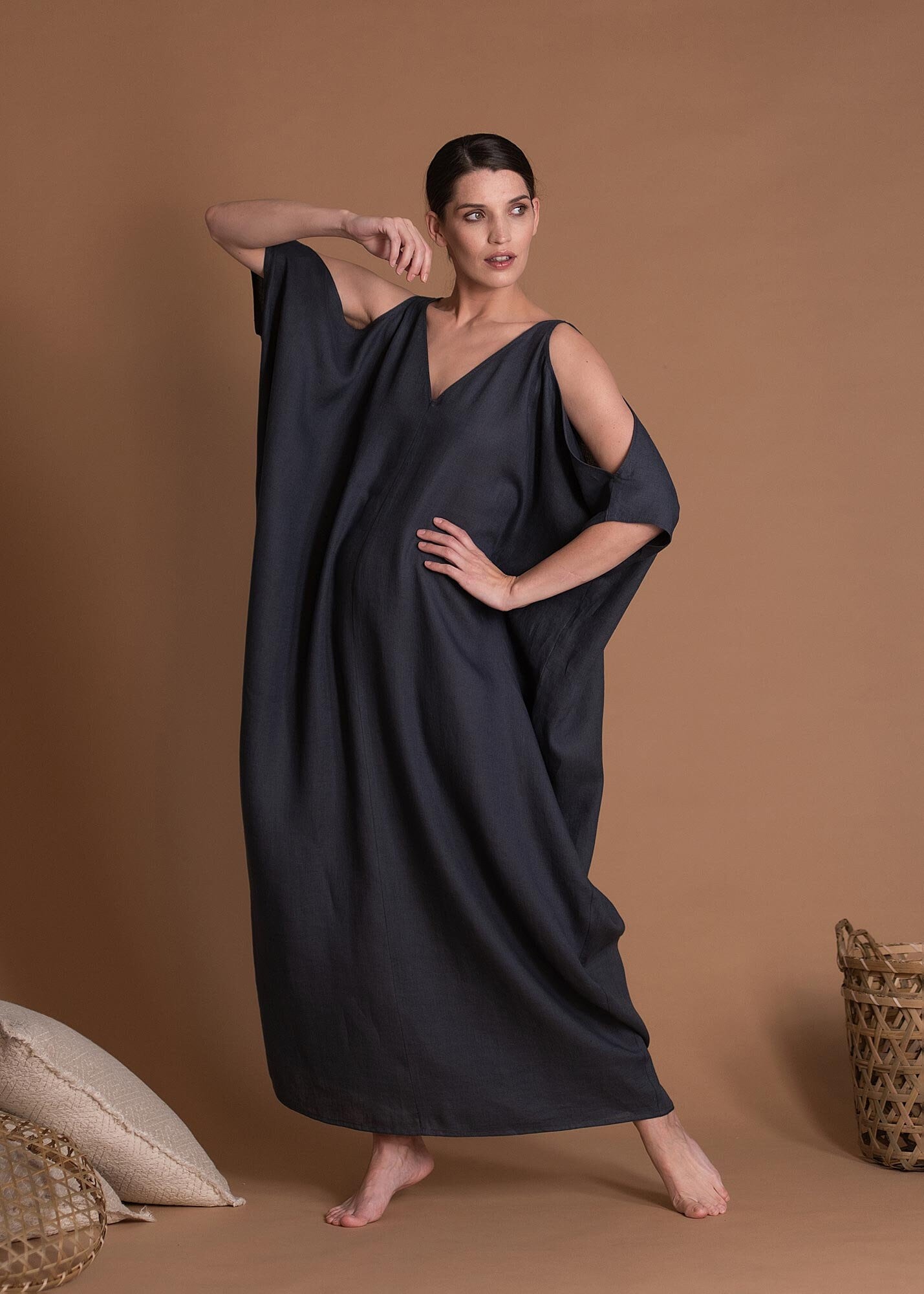 Oversize Leinen Kaftan Kleid Maon Mit Offenem Rücken von ShantimaShop