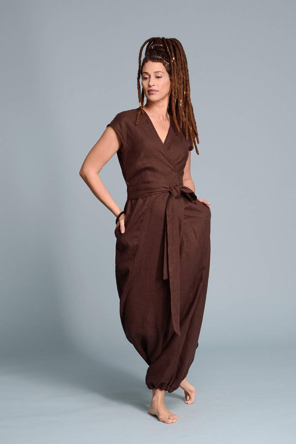 Talise Dunkelbrauner Leinen Wrap Jumpsuit Mit Breiter Haremshose, Natürlicher Flachs Overall, Custom Size Petite Plus Damen Kleidung von ShantimaShop