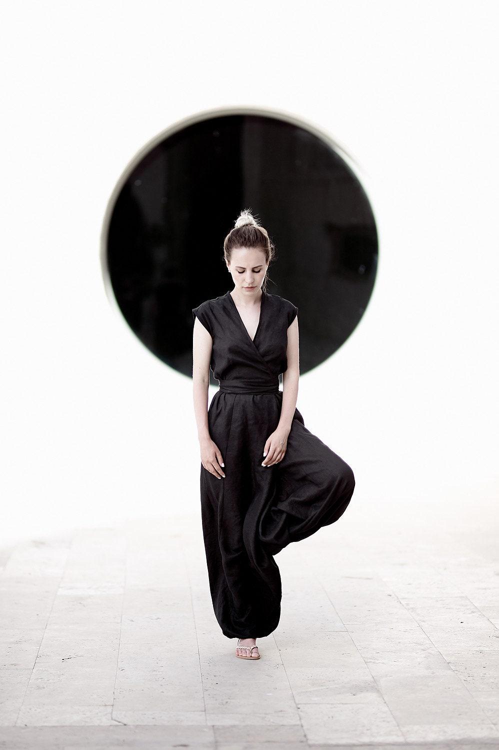 Talise Schwarzer Leinen Jumpsuit | Langer Haremsanzug Mit Wickeltop Maßgeschneiderte Flachs Kleidung Für Frauen Große Farbauswahl Aus Naturleinen von ShantimaShop