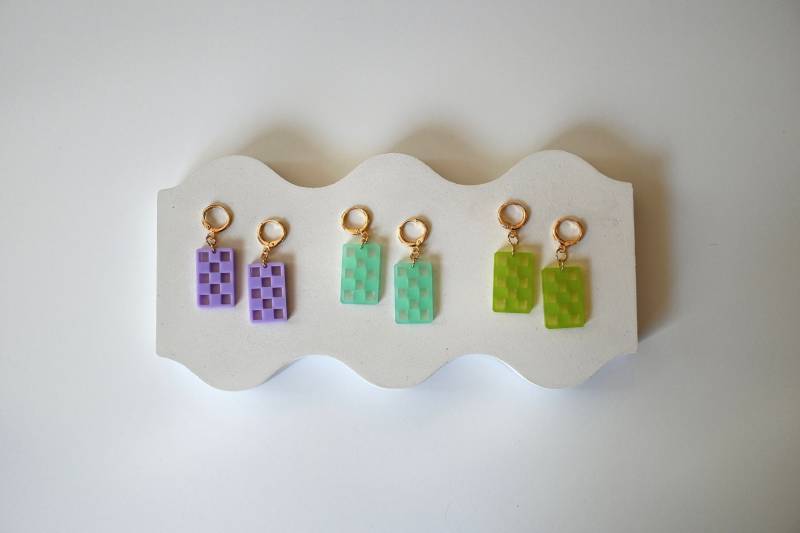 Check Mate Huggie Creolen || Karierte Lasercut Acryl Ohrringe | Dame Schachbrett Hoop von ShapeandColorShop