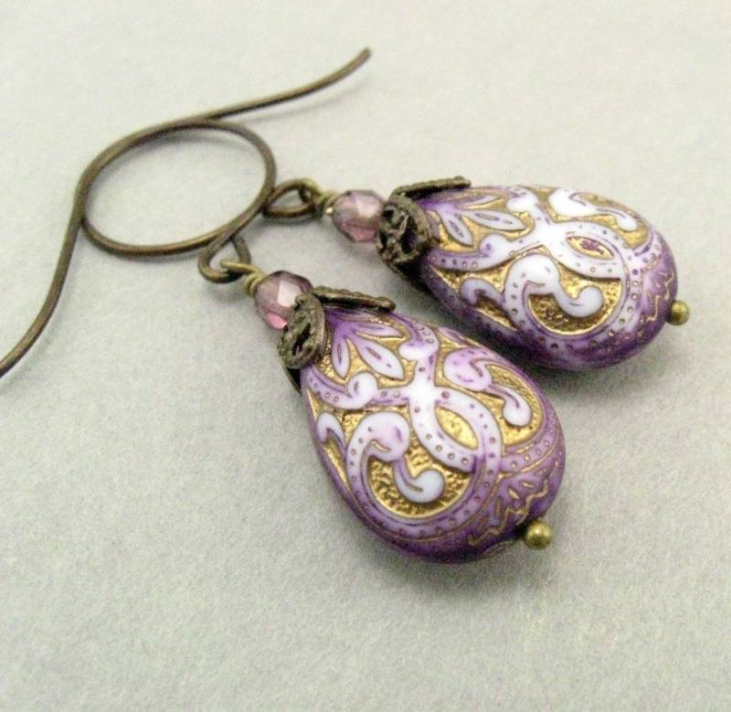 Lila Teardrop Baumeln Ohrringe Shabby Chic Goldakzent Schmuck von ShareMyMoon