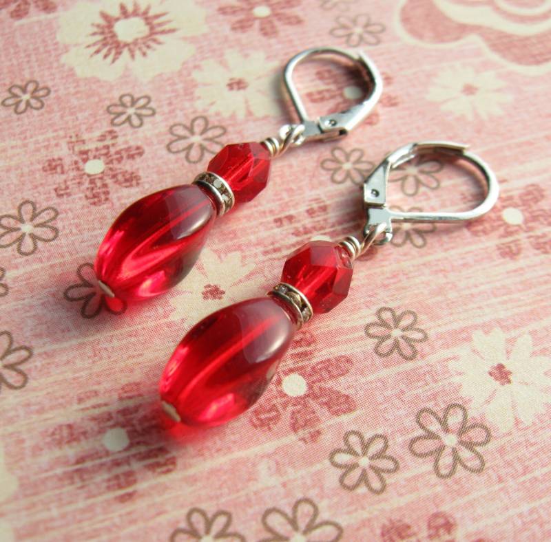 Rote Glasohrringe Silberne Rhinestone-Akzente, Valentinsgeschenk von ShareMyMoon