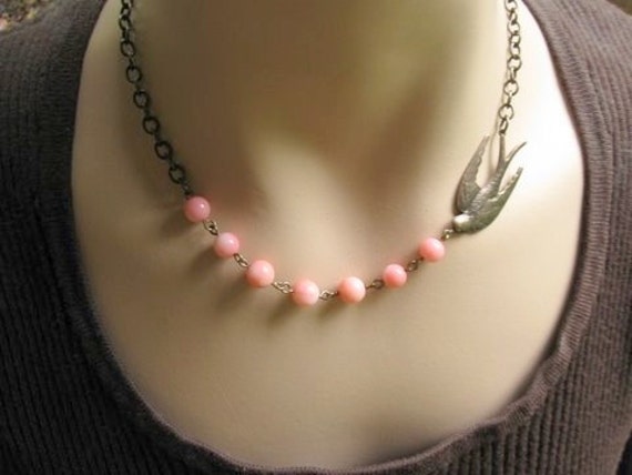 Vintage Style Pink Coral Bird Halskette Patina Messinganhänger von ShareMyMoon