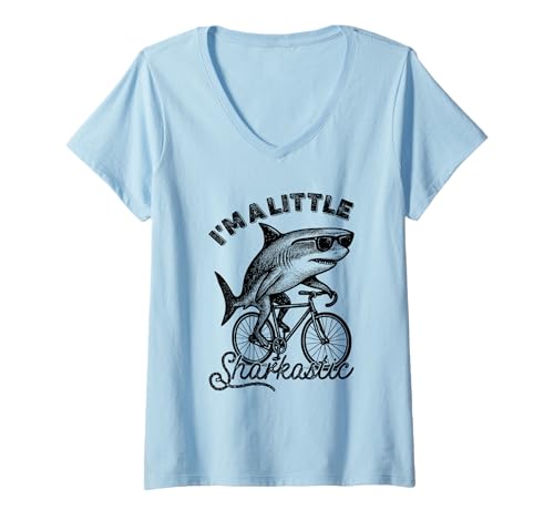 Damen Little Sharkastic Shark Reiten Fahrrad Radfahrer Humor T-Shirt mit V-Ausschnitt Damen Little Sharkastic Shark Reiten Fahrrad Radfahrer Humor T-Shirt mit V-Ausschnitt von SharkVibes Co. by Retro Ocean Tees