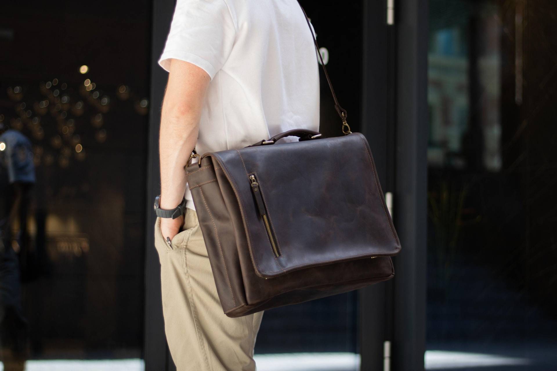 Personalisierte Umhängetasche Geschenk Für Ihn, Leder Herren, Laptop Mit Lasergravur, Handgefertigtes Vatertagsgeschenk von SharkyFriendsUA