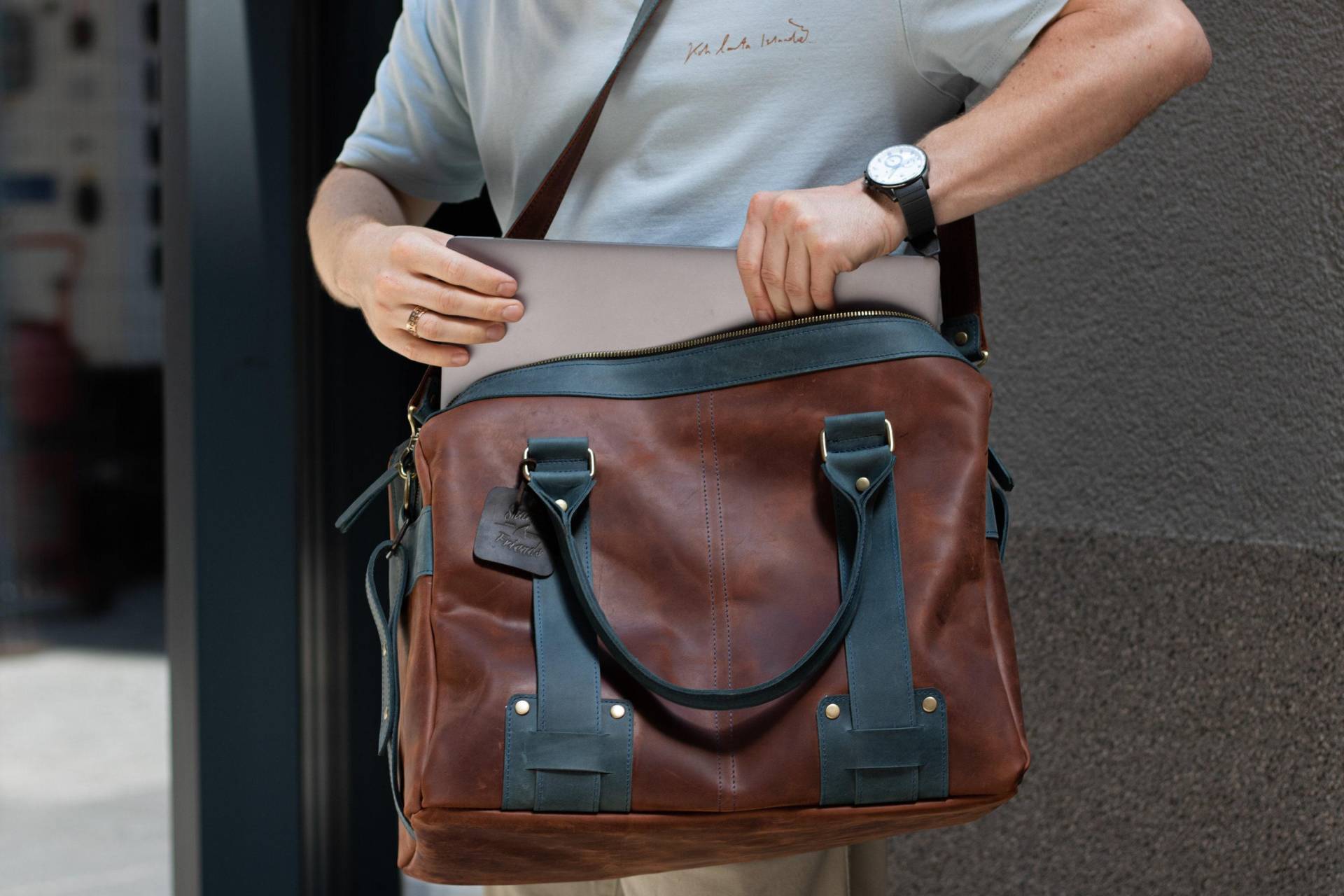 Sporttasche Aus Leder Mit Gravur Für Männer, Laptoptasche Lasergravur, Umhängetasche Handgefertigte Messengertasche von SharkyFriendsUA