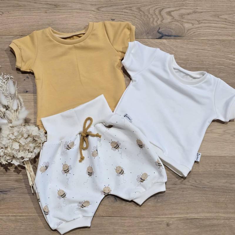 Angebots Set - Shirt Gelb Oder Cremeweiss Und Kurze Mitwachshose Biene | Cremeweiss Von Sharlene Babymode Set U. Hose Für Dein Baby von SharleneBabymode