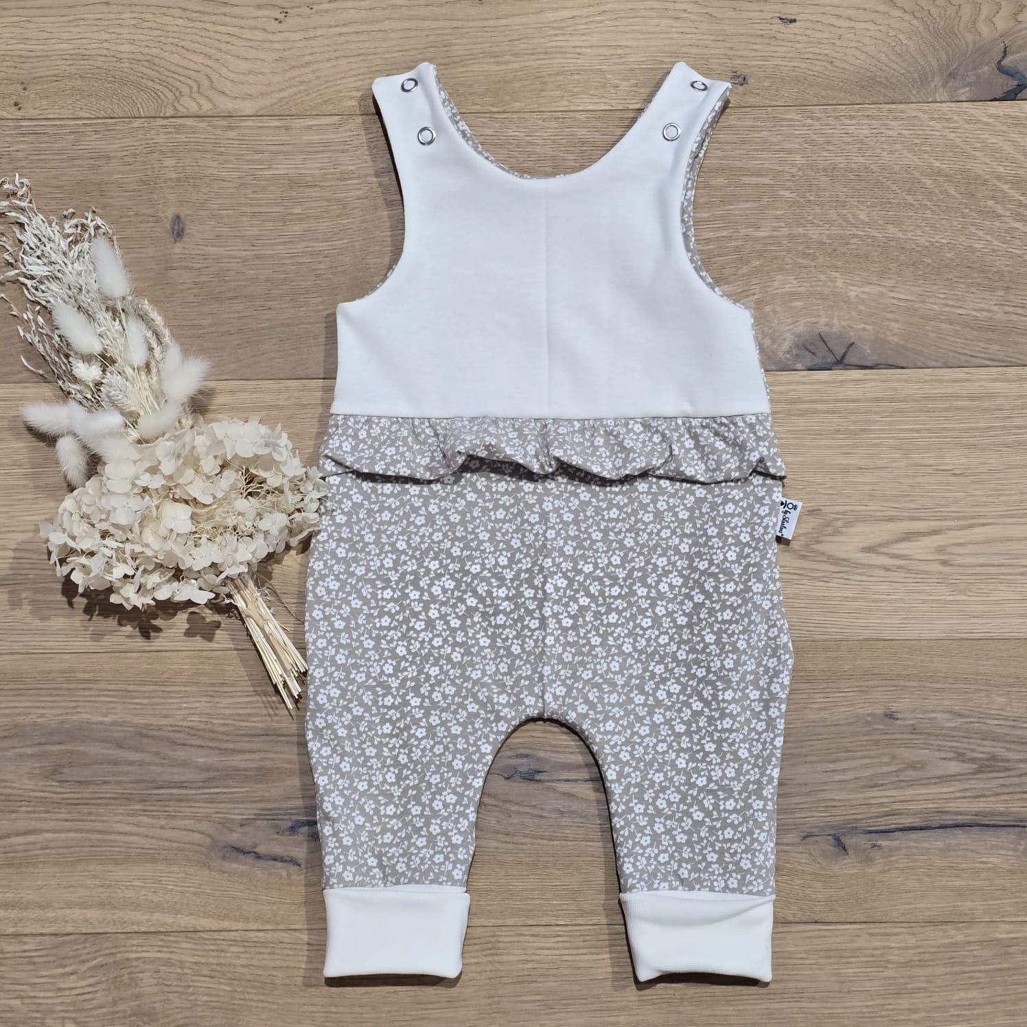 Beige Blümchen | Cremeweiss - Strampler Mit Rüschen Von Sharlene Babymode Handmade Einteiler Overall Strampelanzug von SharleneBabymode