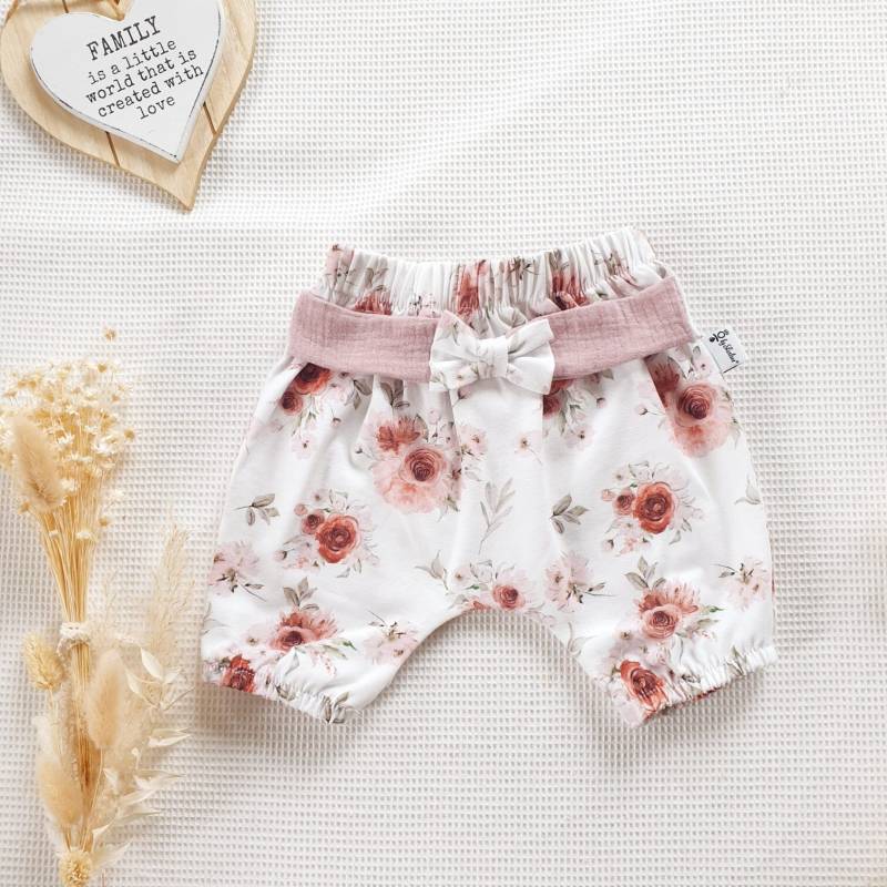 Bloomer Mit Schleifenband - Roses Weiss | Musselin Old Rose Von Sharlene Babymode Handmade in Germany Baby Hose von SharleneBabymode