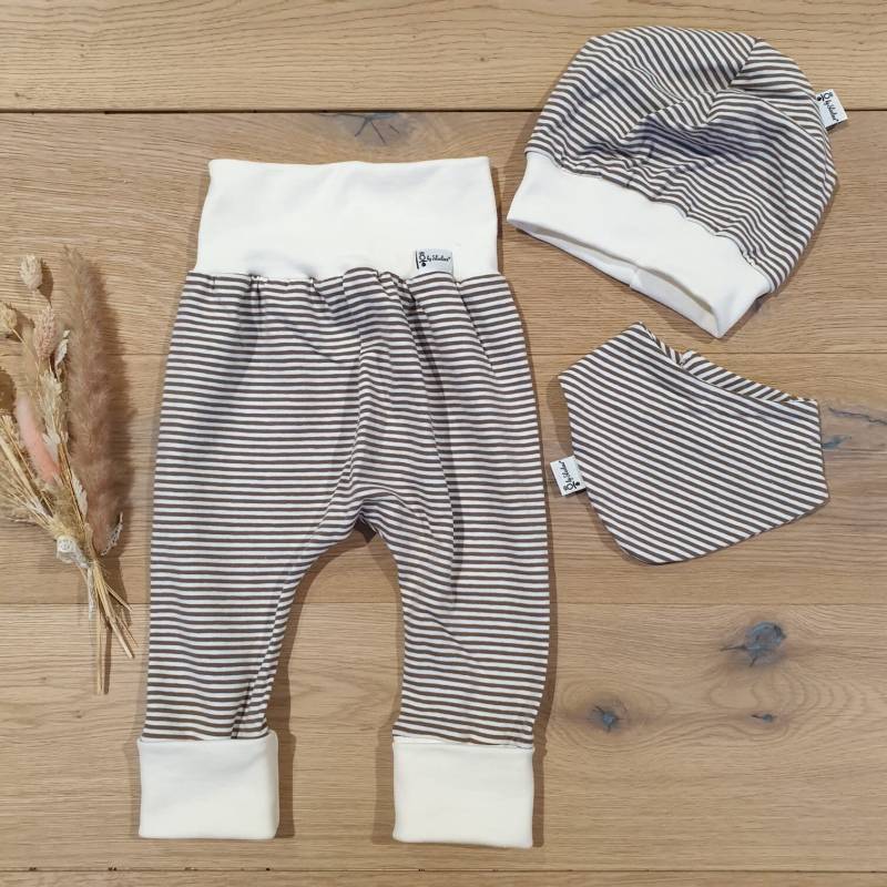 Braun Streifen | Weiss - Mitwachshose, Mütze, Halstuch Von Sharlene Babymode Handmade in Germany Baby Hose, Lätzchen, Beanie von SharleneBabymode