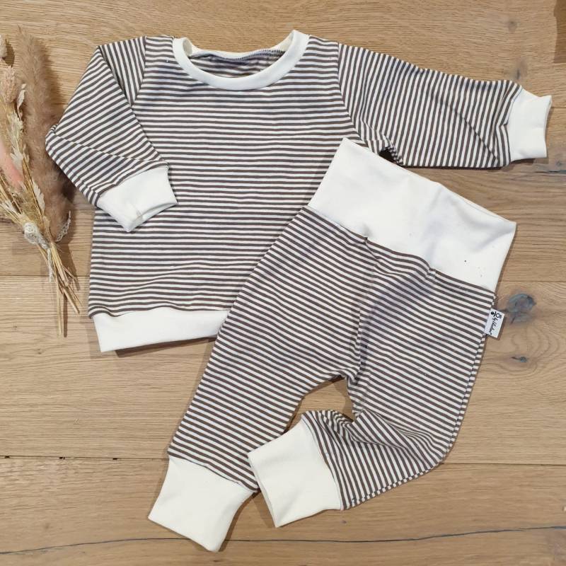 Braun Streifen | Weiss - Sweater Und Jogging Pants Handmade Von Sharlene Babymode Braun Streifen | Weiss - Sweater Und Jogging Pants Handmade Von Sharlene Babymode von SharleneBabymode