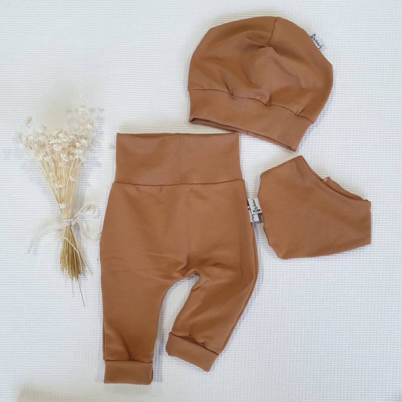 Caramel | Caramel - Jogger, Mütze, Halstuch Von Sharlene Babymode Handmade in Germany Baby Hose, Lätzchen, Beanie von SharleneBabymode