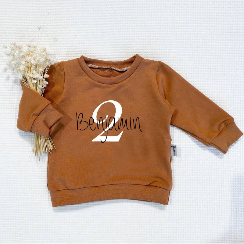 Caramel - Zahl & Name | Weiss-Schwarz Sweater Mit Oder Ohne Rüschenarm Sweatshirt Von Sharlene Babymode Handmade in Germany von SharleneBabymode