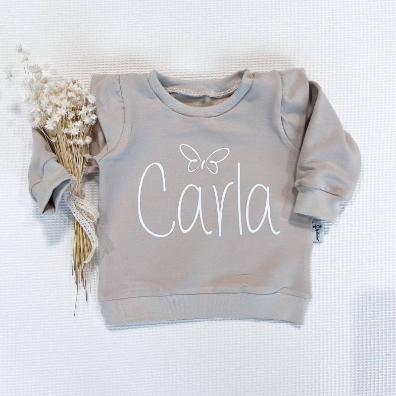 Creme - Name & Schmetterling | Weiss Sweater Mit Rüschenarm Von Sharlene Babymode Handmade in Germany Baby Pullover von SharleneBabymode