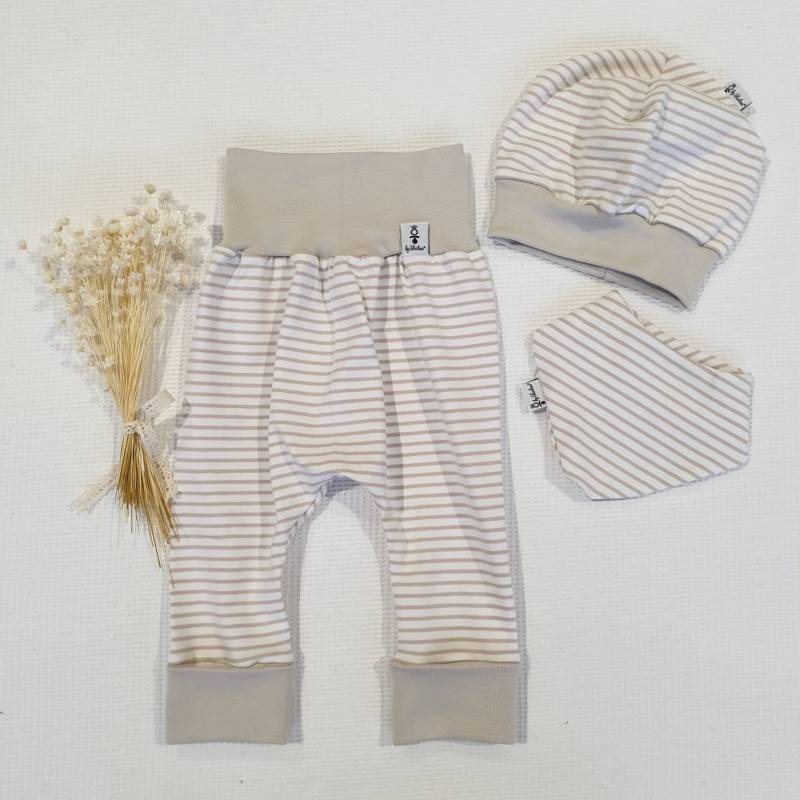 Creme Streifen | Creme - Hose, Mütze, Halstuch Von Sharlene Babymode Handmade in Germany Baby Lätzchen, Beanie von SharleneBabymode